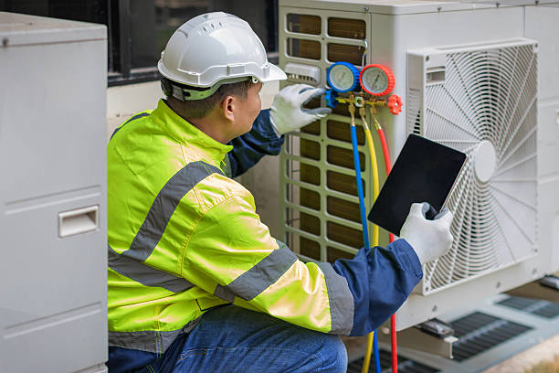 Professional Emergency Hvac Repair technician working in Rhodhiss, NC